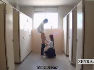 Subtitriem apģērbta sievete kails vīrietis japāna jauns dāma vannas istaba kāts mazgāšana