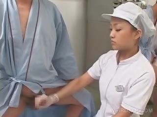 Coquin asiatique infirmière frottement son les patients affamé bite